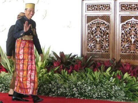 Foto: Jokowi Pakai Baju Adat Bugis, Iriana Cantik Jadi Wanita Bali