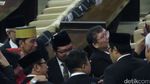 Foto: Saat Jokowi Diserbu Ajakan Selfie Anggota Dewan