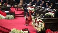 Jokowi membungkuk pasca membacakan pidato di Kompleks Parlemen/Foto: Lamhot Aritonang