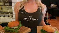 Para pelayan gadis seksi, kostumnya berupa tanktop hitam dan celana pendek ketat. Mereka pun ramah kepada tamu (Hot Buns)