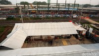 Stasiun kereta bandara akan dilengkapi berbagai fasilitas seperti ticketing counter, public hall, tapping gate in, waiting lounge, commercial area, toilet, mushola, station headroom, konektivitas ke integrated building dan APMS station.