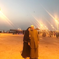 Laudya Cynthia Bella tetap terlihat cantik saat berpenampilan syari sambil memeluk ayahnya ketika sedang umrah. (Foto: Dok. Instagram)