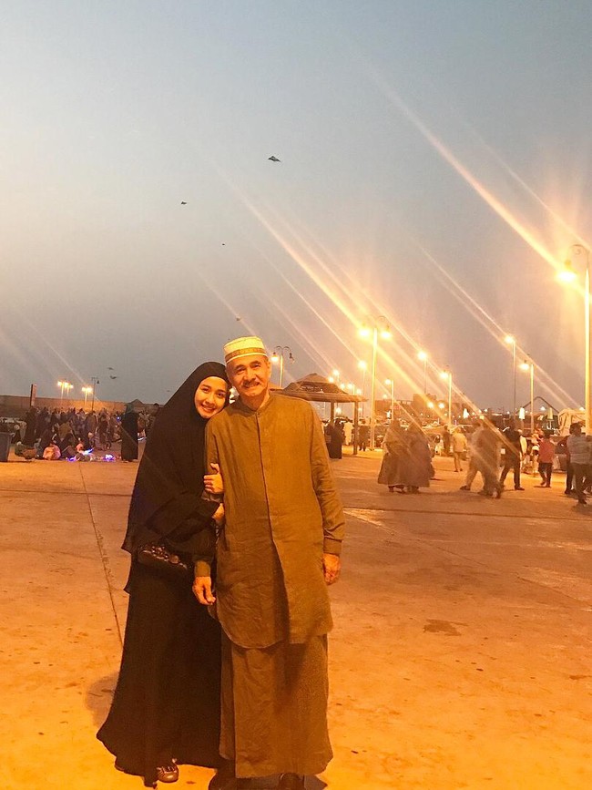 Laudya Cynthia Bella tetap terlihat cantik saat berpenampilan syari sambil memeluk ayahnya ketika sedang umrah. (Foto: Dok. Instagram)