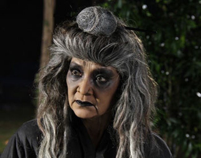 Di awal 2000-an pertelevisian Indonesia dipenuhi dengan sinetron kolosal. Misteri Gunung Merapi menjadi salah satu sinetron yang cukup terkenal. Pemain yang berperan sebagai Mak Lampir, Farida Pasha ini menjadi tokoh fenomenal di sinetron tersebut. Foto: istimewa