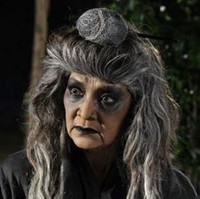 Di awal 2000-an pertelevisian Indonesia dipenuhi dengan sinetron kolosal. Misteri Gunung Merapi menjadi salah satu sinetron yang cukup terkenal. Pemain yang berperan sebagai Mak Lampir, Farida Pasha ini menjadi tokoh fenomenal di sinetron tersebut. Foto: istimewa