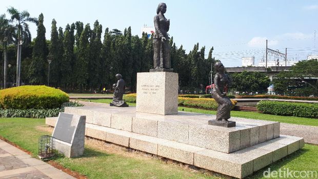 Patung RA Kartini di Monas yang kena fitnah propaganda anti China. Padahal itu tulisan kanji, patung hadiah Jepang untuk Indonesia