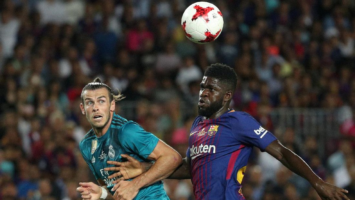Penyerang Real Madrid Gareth Bale berebut bola dengan bek Barcelona Samuel Umtiti di leg pertama Piala Super Spanyol (Sergio Perez/Reuters)