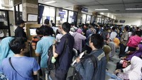 Antrean panjang terjadi di setiap loket Samsat.