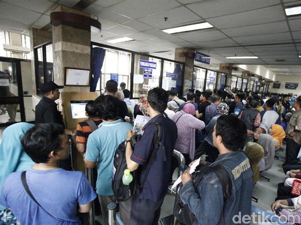 Takut Terjaring Razia, Warga Berbondong-bondong Bayar Pajak