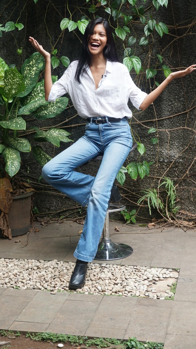 Di panggung YSL, Laras bersandingan dengan sejumlah mode ternama, salah satunya Vittoria Ceretti. Perempuan yang memiliki tinggi tubuh 171 cm ini tampil memesona membawakan dua look yang terdiri dari little black dress dengan neckline asimetris yang seksi, serta busana transparan berpotongan edgy. Waktu dikasih baju itu, aku merasa mereka percaya bahwa aku cocok mengenakannya, kata Laras yang tak mempermasalahkan bahan baju yang menerawang demi profesionalitas. (Foto: Foto: Daniel Ngantung/Wolipop)