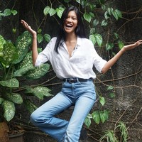 Di panggung YSL, Laras bersandingan dengan sejumlah mode ternama, salah satunya Vittoria Ceretti. Perempuan yang memiliki tinggi tubuh 171 cm ini tampil memesona membawakan dua look yang terdiri dari little black dress dengan neckline asimetris yang seksi, serta busana transparan berpotongan edgy. Waktu dikasih baju itu, aku merasa mereka percaya bahwa aku cocok mengenakannya, kata Laras yang tak mempermasalahkan bahan baju yang menerawang demi profesionalitas. (Foto: Foto: Daniel Ngantung/Wolipop)