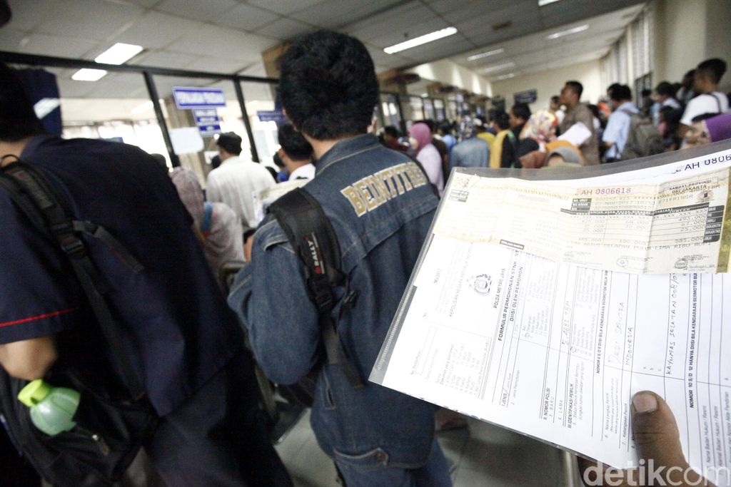 Dirlantas Polda Metro gencar menggelar razia kendaraan yang STNK-nya mati. Gencarnya razia ini berdampak pada membludaknya wajib pajak di kantor Samsat.