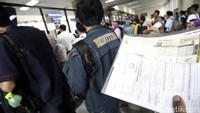 Warga mengantre dengan membawa berkas-berkas kendaraan.