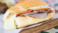 Sandwich Brasil, Bauru terdiri dari roti kering yang penuh dengan daging panggang, mozzarella, gherkins, tomat dan oregano. Meski terlihat simple, sandwich ini sangat populer di Brasil.  Foto: Istimewa