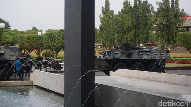 Jelang Kedatangan Jokowi, Panser dan Paspampres Disiagakan di DPR