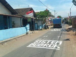 Tolak Digusur, Warga Kediri Pertahankan Makam Desa