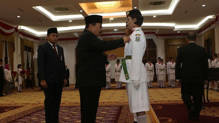 Jelang HUT RI ke-72, Soekarwo Kukuhkan 76 Anggota Paskibraka Jatim