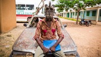 Foto: Orang-orang ini adalah masyarakat Burkina Faso, sebuah wilayah di Afrika Barat. Mereka menggunakan topeng untuk beraktivitas sehari-hari (Selim Harby/CNN)