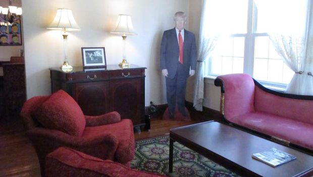 Miniatur Donald Trump yang terbuat dari kertas (Airbnb) 