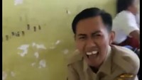 Di Facebook video ini telah dibagikan oleh lebih dari 64 ribu orang. Kebanyakan warganet menganggapnya lucu dan mengapresiasi sang guru yang begitu tabah menghadapi murid. (Foto: Facebook/Atika Durrotin)