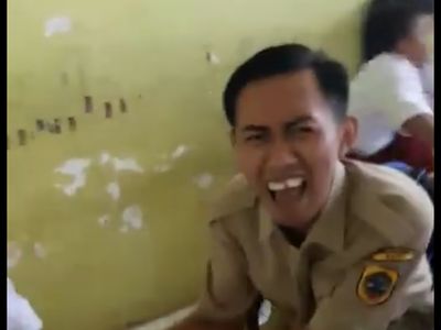 Foto: Ekspresi Guru Ditendang Selangkangannya Saat Bujuk Murid Imunisasi