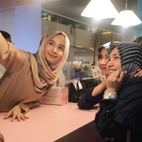 Ini penampilan Laudya Cynthia Bella yang menerapkan riasan natural saat foto bersama penggemar di bisnis kulinernya. Gaya hijab yang simpel membuat penampilan terlihat sederhana. (Foto: Dok. Instagram)
