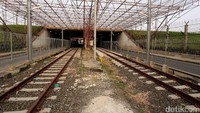 Rel kereta sudah terpasang.