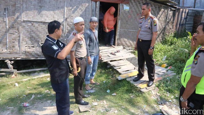 Polisi Bedah Rumah Nenek yang Sakit Lumpuh di Cilincing