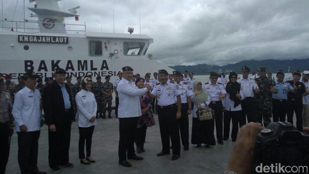 Mendes Eko Putro Sandjojo mendapat penghargaan warga kehormatan Bakamla.