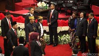 Menteri Kelautan dan Perikanan Susi Pudjiastuti tampak tersenyum melihat Presiden Jokowi dan Wapres JK kompak mengenakan pakaian adat.
