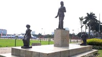 Patung RA Kartini itu adalah pemberian dari Jepang sebagai lambang persahabatan dengan Indonesia.