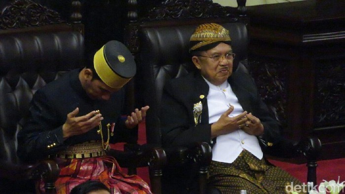 Senyum JK Saat Didoakan Tifatul Sembiring di Sidang Tahunan