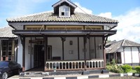 Sejarah Pegadaian dimulai saat Vereenigde Oostindische Compagnie (VOC) mendirikan Bank Van Leening sebagai lembaga keuangan yang memberikan kredit dengan sistem gadai di tahun 1746. Selanjutnya di 1811, Pemerintah Inggris mengambil alih dan membubarkan Bank Van Leening, kepada masyarakat diberikan keleluasaan mendirikan usaha Pegadaian. (dok. Pegadaian)