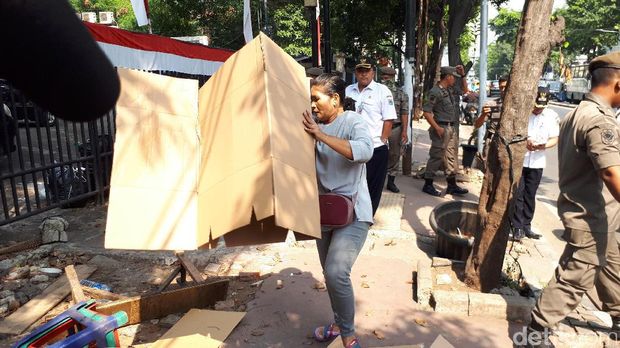 Satpol PP menertibkan para PKL di Tanah Abang.