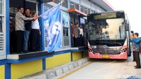 Gubernur DKI Jakarta, Djarot Saiful Hidayat saat meresmikan TransJakarta Koridor 13 rute Ciledug-Tendean di Halte Cipulir, Jakarta, Rabu (16/8/2017).