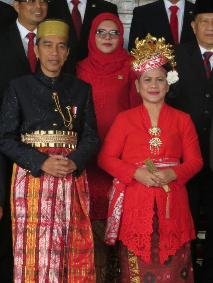 Foto 10 Gaya Presiden Jokowi Pakai Baju  Daerah Indonesia 