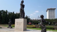 Patung RA Kartini di Monas yang kena fitnah propaganda. Padahal itu tulisan kanji, patung hadiah Jepang untuk Indonesia