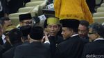 Foto: Saat Jokowi Diserbu Ajakan Selfie Anggota Dewan