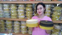Replika songkok To Bone yang dijual di toko Ole-ole Toraja, Makassar.