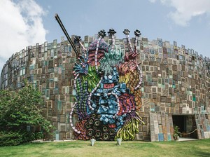 Karya Instalasi Eko Nugroho di Bali Terbuat dari 300 Kilogram Sampah