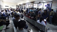 Warga berbondong-bondong ke Samsat Jakarta Timur untuk mengurus pajak kendaraannya, Rabu (16/8/2017).