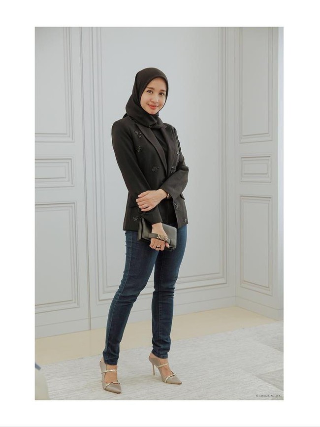 Laudya Cynthia Bella tampil stylish dalam setelan blazer dan celana jeans. (Foto: Dok. Instagram)