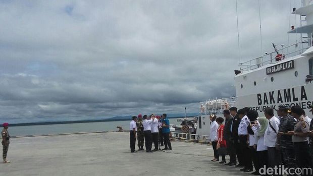 Mendes Eko Putro Sandjojo mendapat penghargaan warga kehormatan Bakamla.