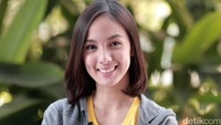 Pesinetron berusia 21 tahun itu juga memiliki senyum yang manis. 