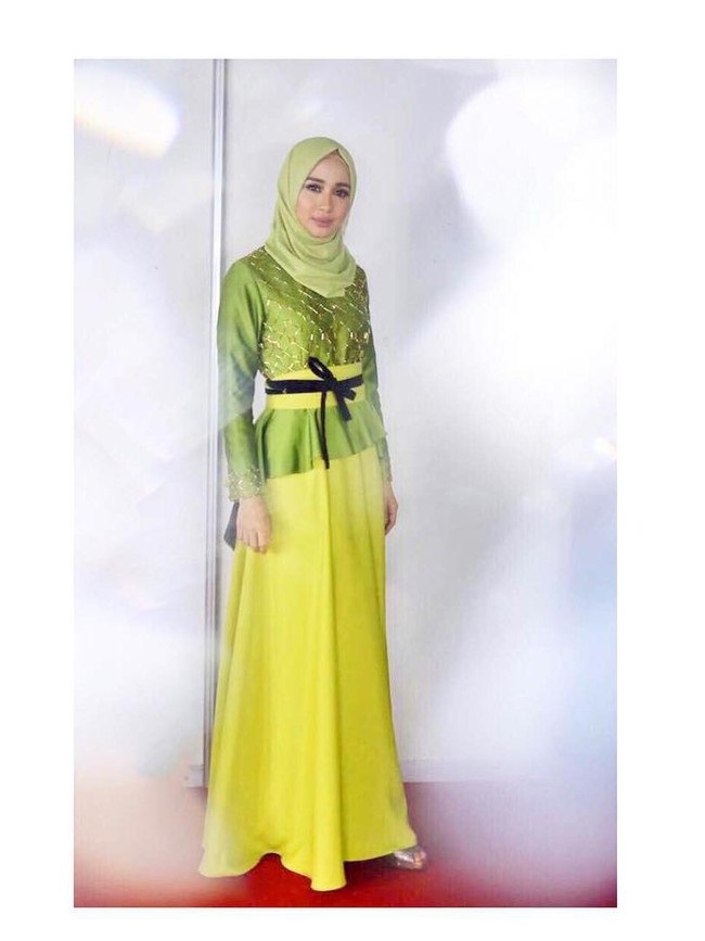 Seperti ini gaya hijab Laudya Cynthia Bella ketika menjadi juri Sunsilk Hijab Hunt 2017 pada Juni lalu. Kombinasi hijau dan kuning membuat penampilan terlihat feminin. (Foto: Dok. Instagram)