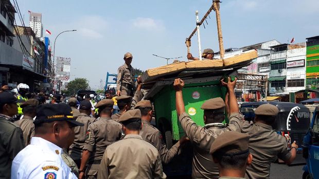 Gerobak PKL yang jualan di trotoar diangkut petugas. Foto: Cici Marlina Rahayu/detikcom
