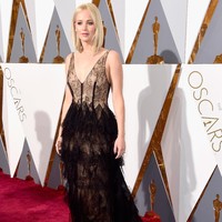 Jennifer Lawrence mengenakan gaun hitam lace rancangan Dior Couture di Oscars 2016.
