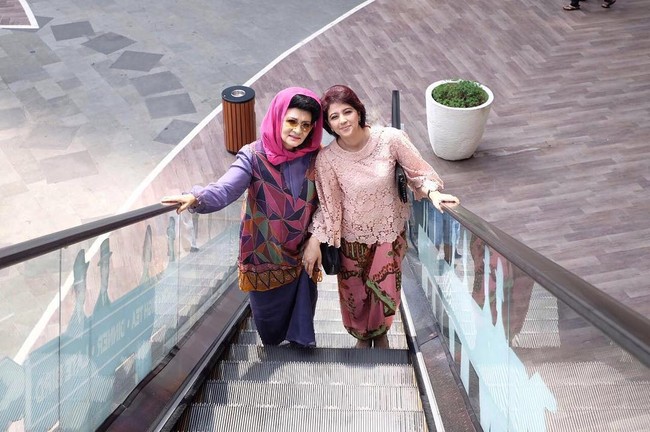 Saat berfoto bersama dengan sang anak, baik Gina dan Farida yang berusia 64 tahun ini terlihat cantik dan modis. Foto: Dok. Instagram