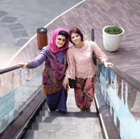 Saat berfoto bersama dengan sang anak, baik Gina dan Farida yang berusia 64 tahun ini terlihat cantik dan modis. Foto: Dok. Instagram