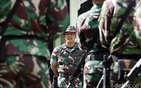 Letkol Inf Denny memberi arahan ke anah buahnya yang akan patroli ke jalan tikus.